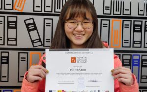 Estudiante china con certificado de español