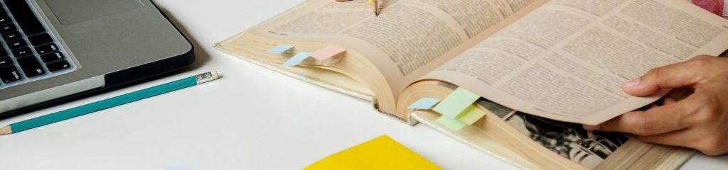 Libro studio post-it immersione lettura