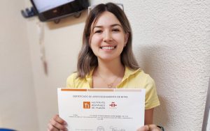 Estudiante con certificado de español